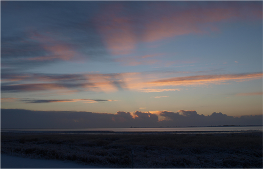 Sonnenuntergang mit Schnee in der Husumer Bucht Winter an der Nordsee